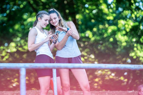 Almut Schwarzkopf (BTB Oldenburg) und Vanessa Hintz (BTB Oldenburg) am 02.07.2022 waehrend den NLV+BLV Leichtathletik-Landesmeisterschaften im Jahnstadion in Goettingen (Tag 1)